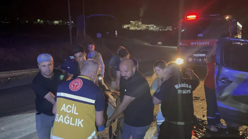 Manisa'da kavşakta kamyonet TIR'a çartı: 1 ölü, 4 yaralı