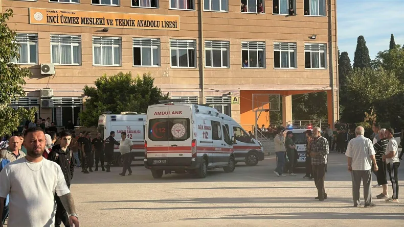 Manisa’da okul yakınında silahlı saldırı; 11 yaralı- Yeniden