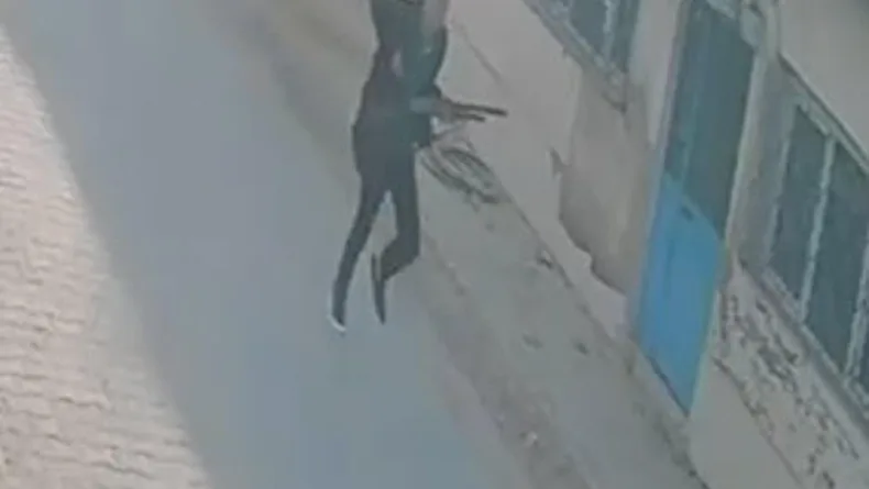 Manisa'da okulun önünde ateş açıldı; yaralılar var (2)
