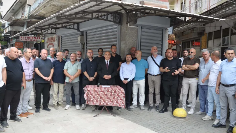 Manisa'da silahlı soygun girişimi sonrası kuyumcu esnafı kepenk indirdi