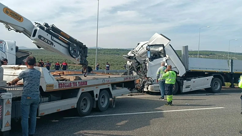 Manisa'da tur otobüsü ve TIR'ın çarpıştığı kazada 11 ölü, 27 yaralı (3)