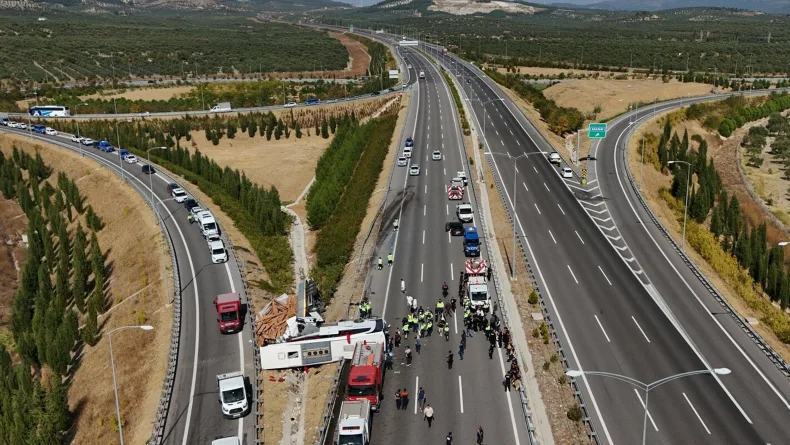 Manisa'da tur otobüsü ve TIR'ın çarpıştığı kazada 11 ölü, 27 yaralı/Ek fotoğraflar