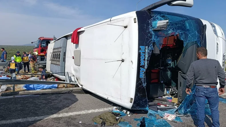 Manisa'da tur otobüsü ve TIR'ın çarpıştığı kazada 11 ölü, 27 yaralı / Yeniden