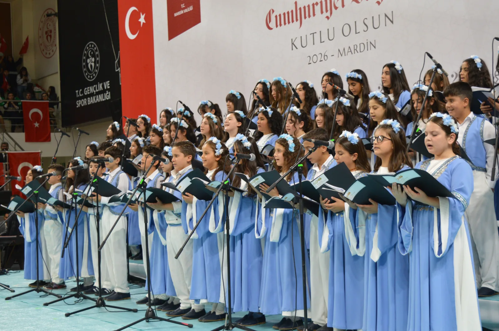 Mardin'de Cumhuriyet coşkusu; çocuk korosundan 4 dilde 'Yar Sabiha' türküsü