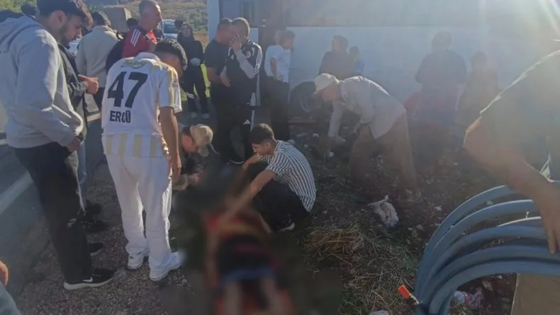 Mardin’de hafif ticari araç ile midibüs çarpıştı; 4 yaralı