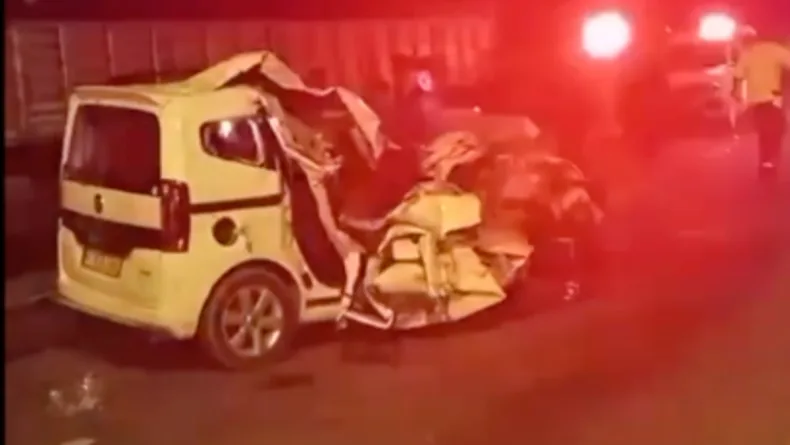 Mardin’de hafif ticari araç TIR’a çarptı: 6 yaralı