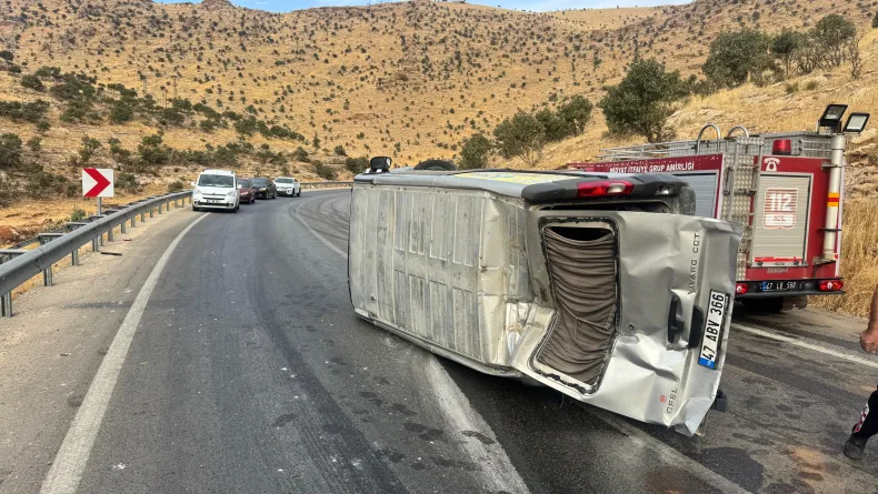 Mardin’de minibüs devrildi: 8 yaralı
