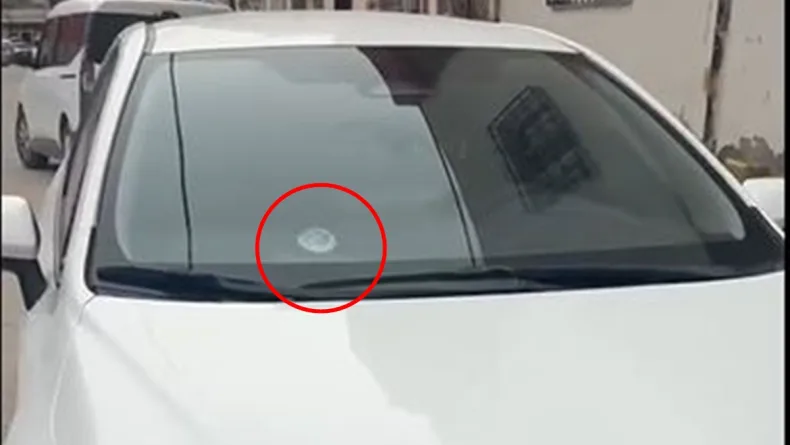 Mardin’de park halindeki otomobile yorgun mermi isabet etti