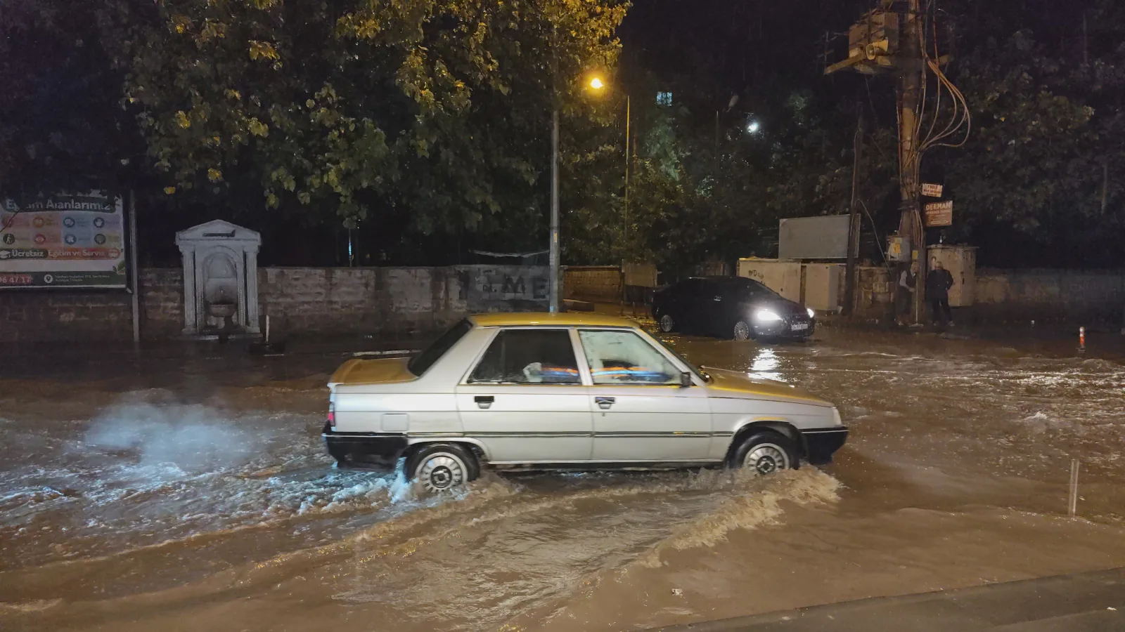 Mardin'de sağanak; ev ve iş yerlerini su bastı (2)