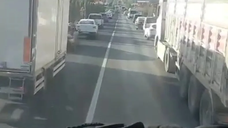 Mardin’de sürücüler, itfaiye aracına ‘fermuar yöntemiyle’ yol verdi