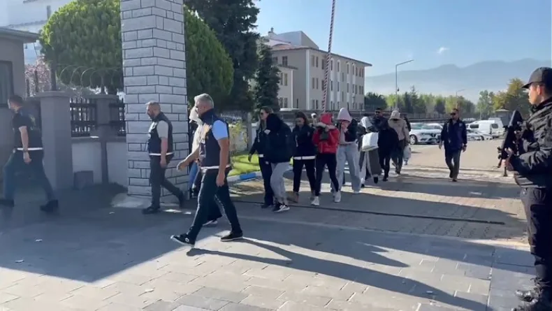 Masaj salonlarına fuhuş operasyonu: 5 tutuklama