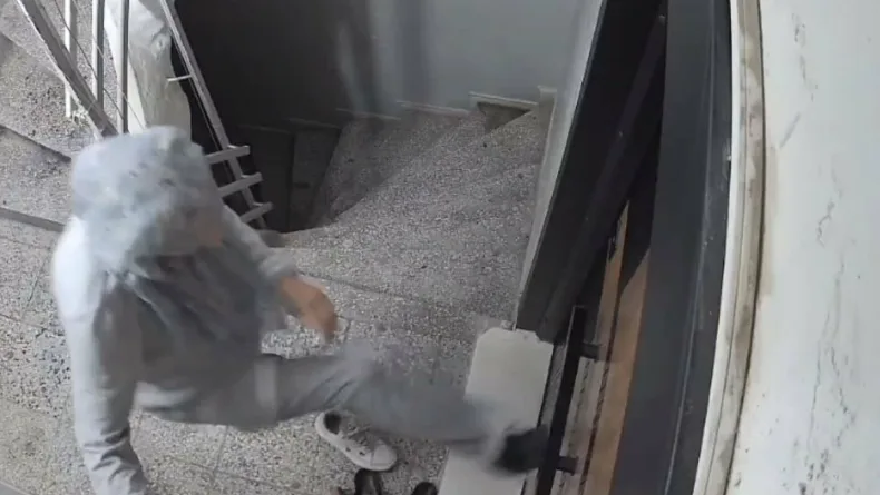 Matkapla komşusunun kapısına zarar veren kadın, yeni kapıyı da tekmeledi