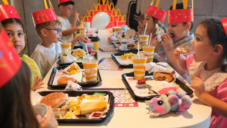 McDonald’s’tan çocuk ve yetişkinlere doğum günü paketi