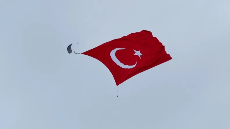 Mehmetçik, 3 bin metrekarelik Türk bayrağını dalgalandırdı