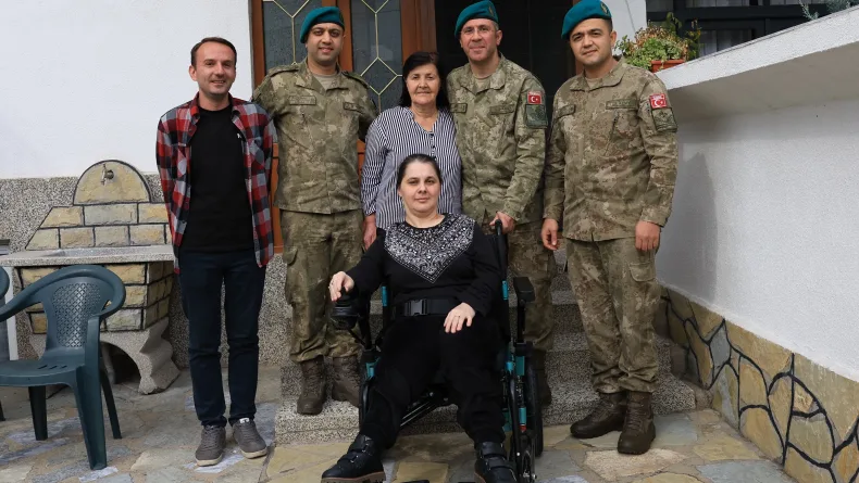 Mehmetçik'ten Kosova’da özel gereksinimli bireye akülü tekerlekli sandalye