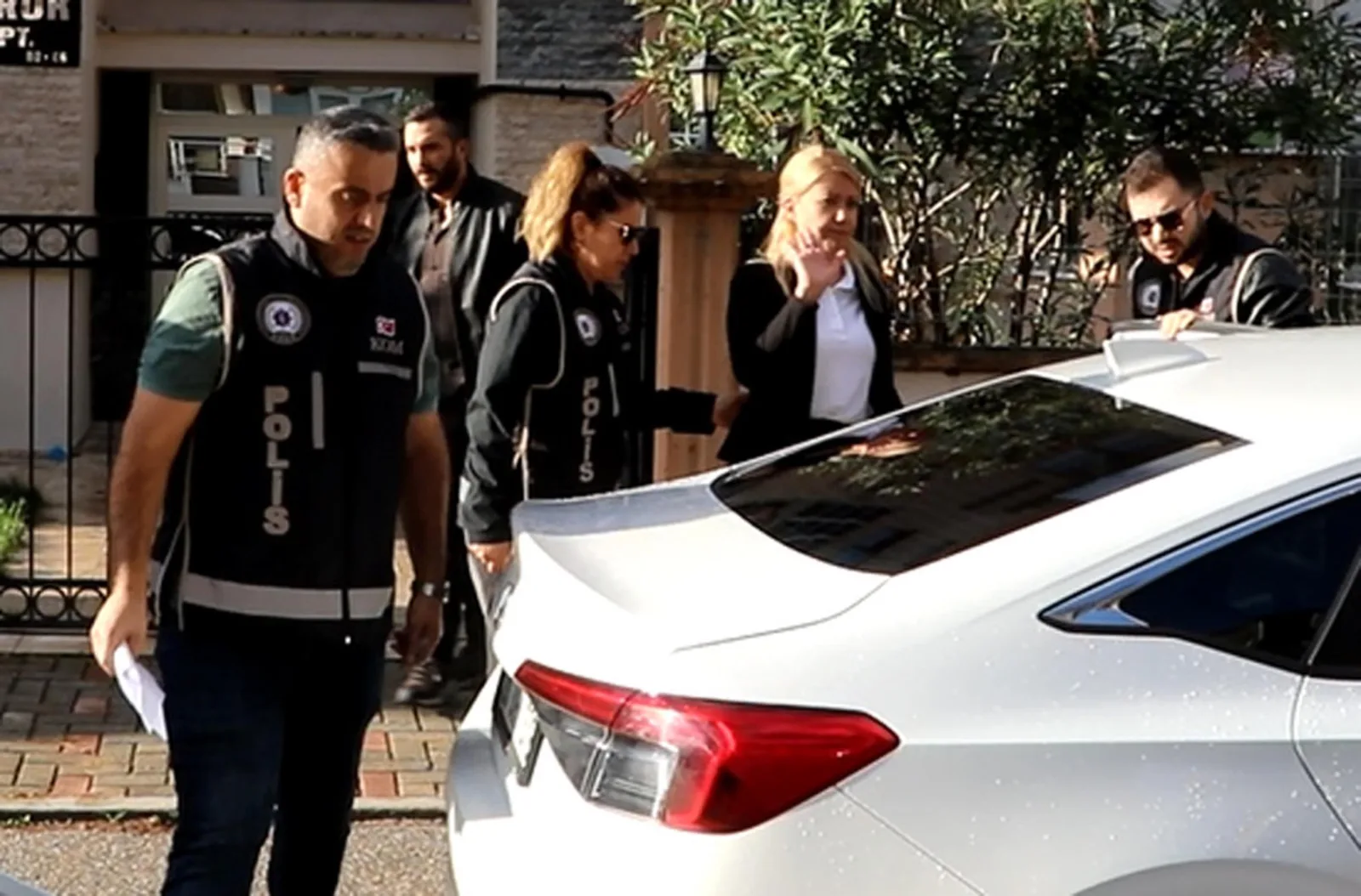 Merkezefendi Belediyesi'ne operasyon; Başkan Şeniz Doğan ve eşinin de olduğu şüphelilere gözaltı / Ek fotoğraflar
