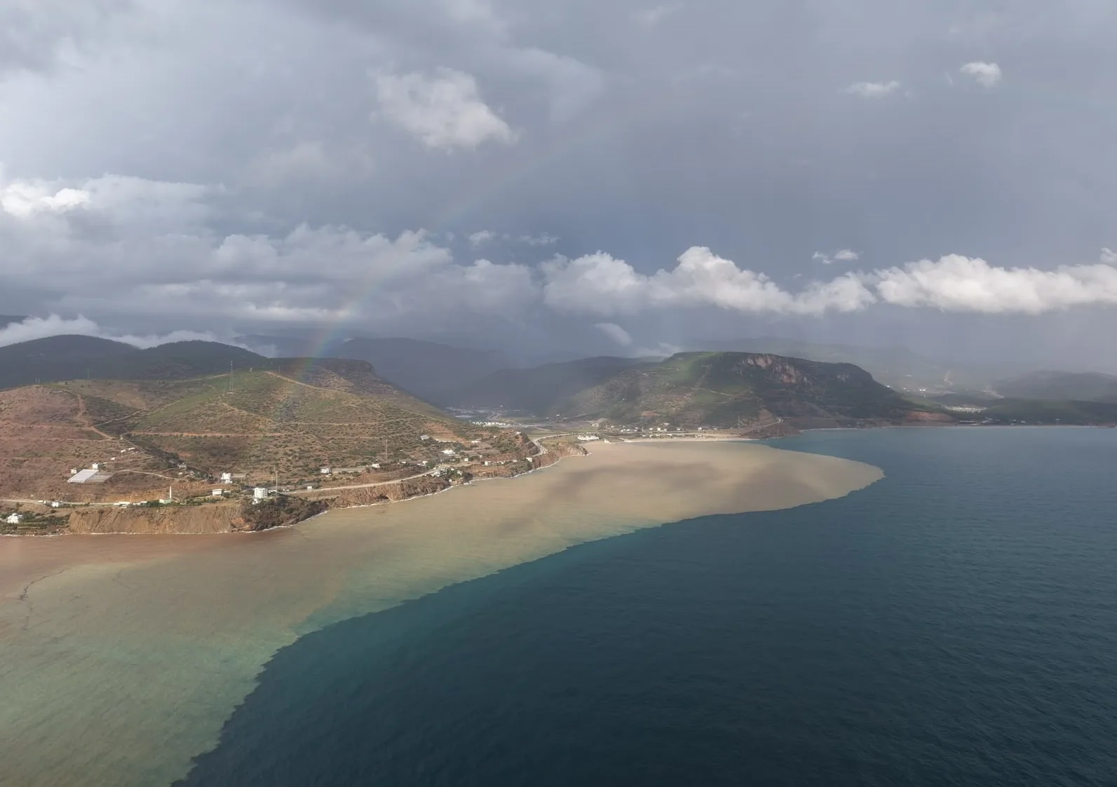 Mersin’de denizin rengi kahverengiye döndü