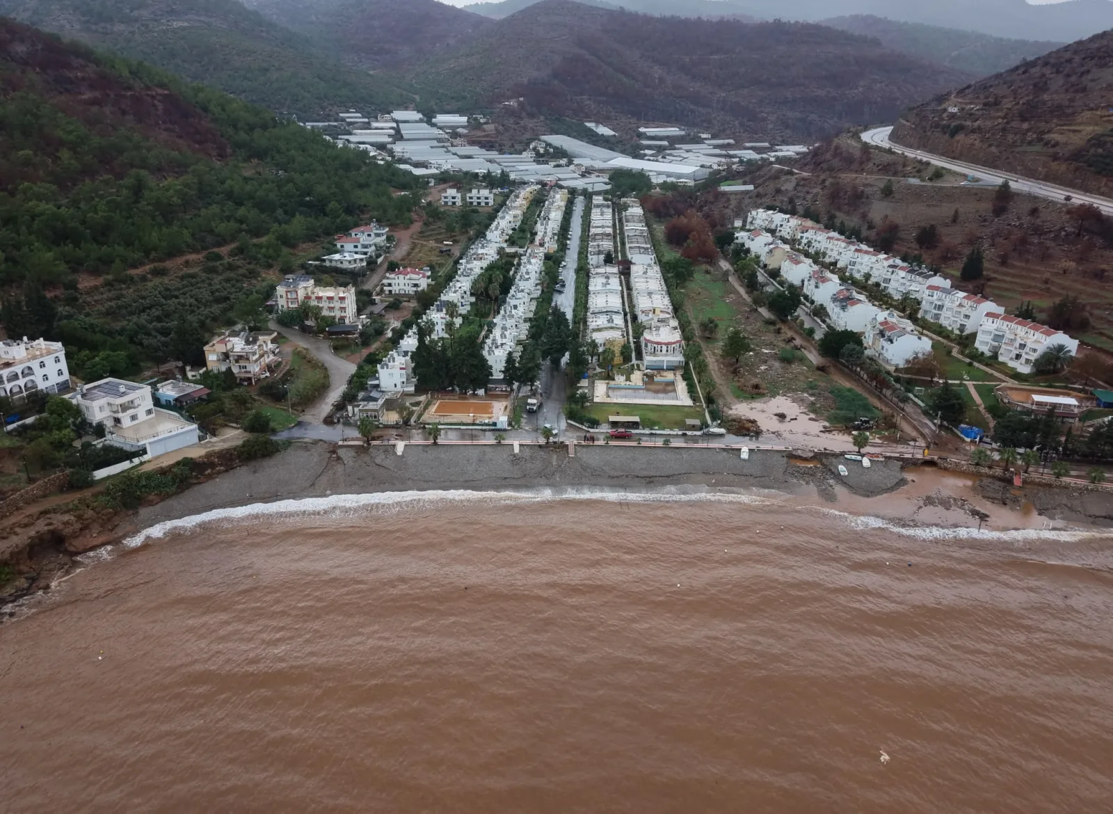 Mersin’de denizin rengi kahverengiye döndü