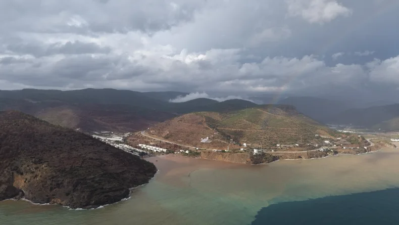 Mersin’de denizin rengi kahverengiye döndü