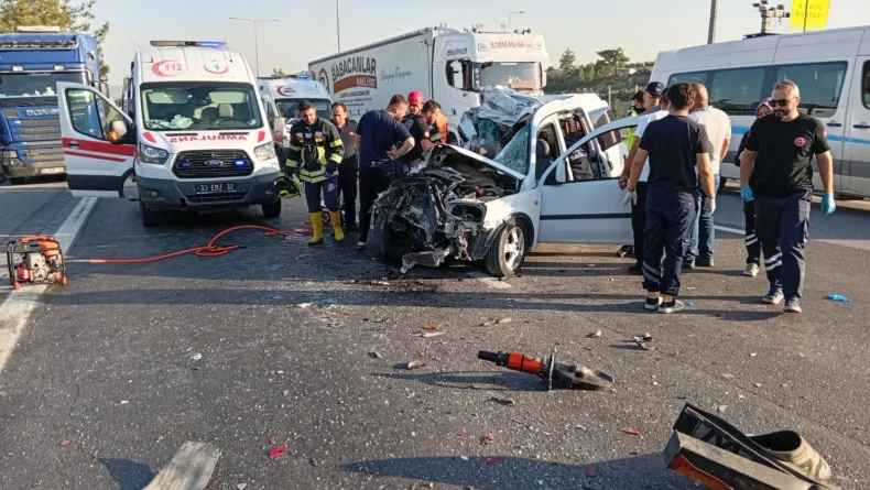 Mersin'de hafif ticari araç TIR'a arkadan çarptı; 2 ölü, 1 yaralı