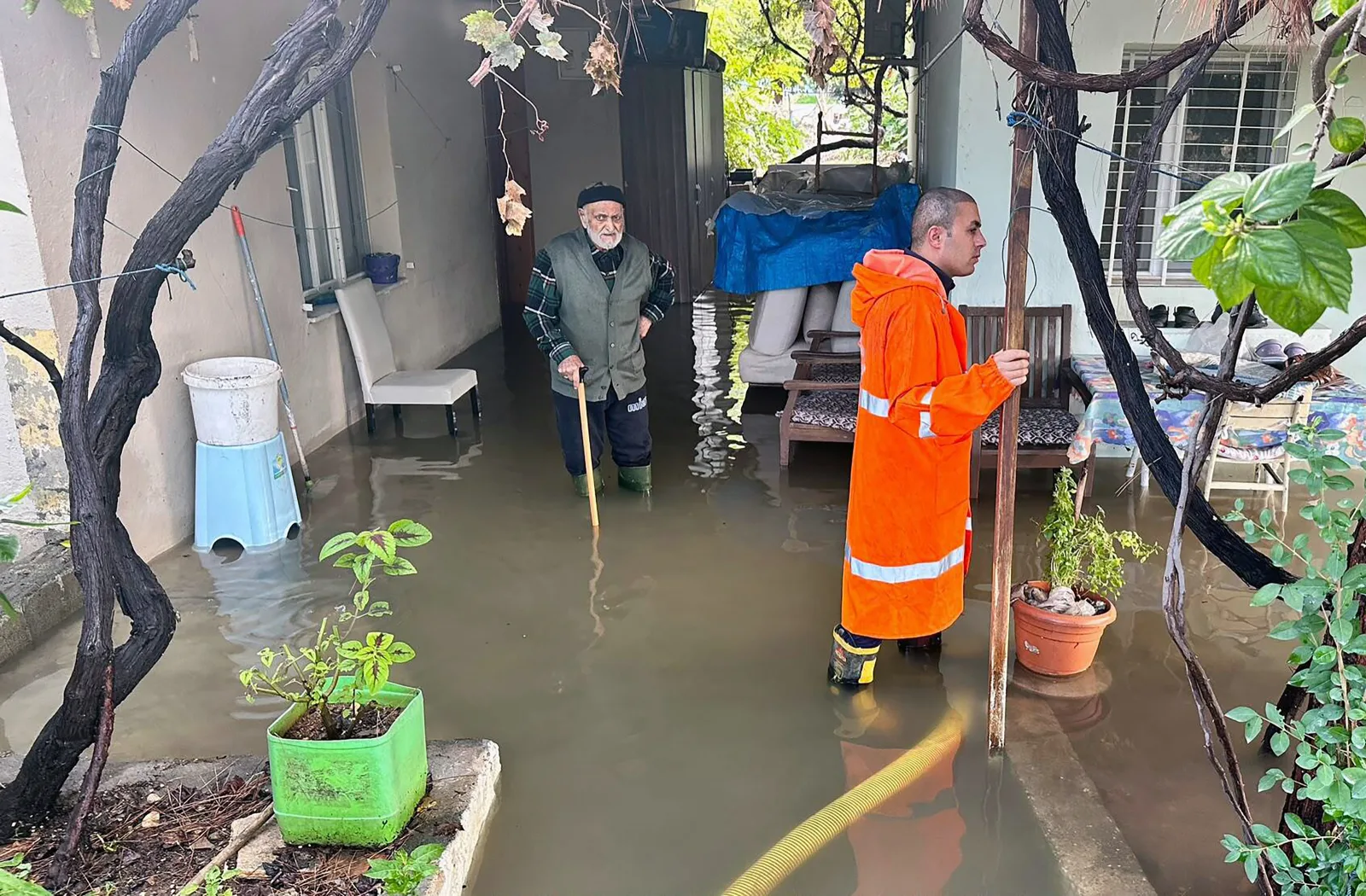 Mersin'de sağanak; ev ve iş yerlerini su bastı, yollar göle döndü