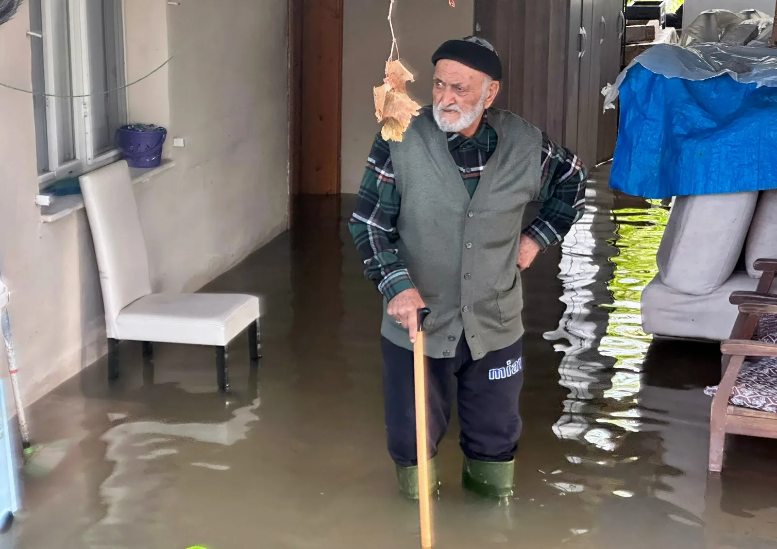Mersin'de sağanak; ev ve iş yerlerini su bastı, yollar göle döndü