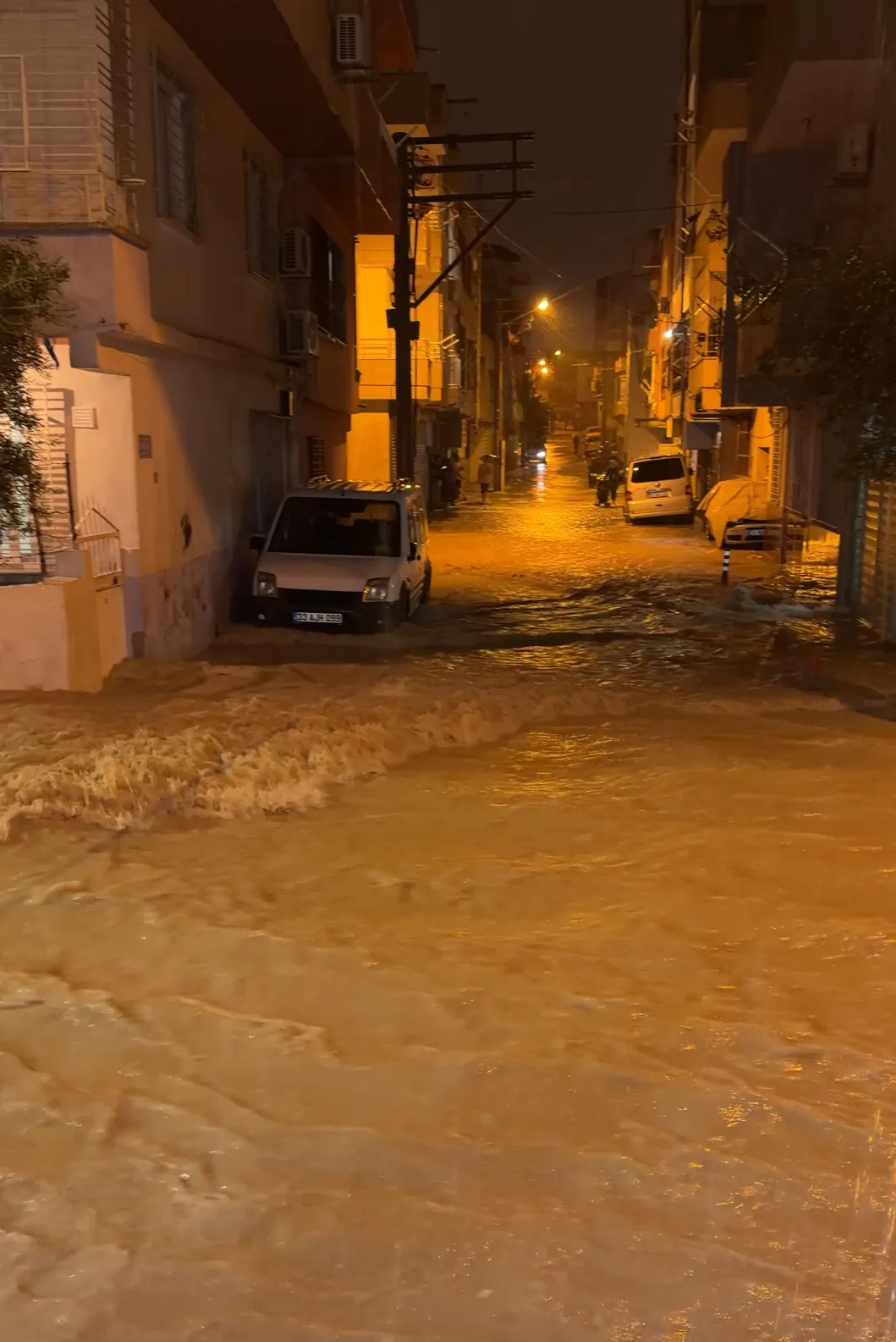 Mersin'de sağanak su baskınlarına neden oldu