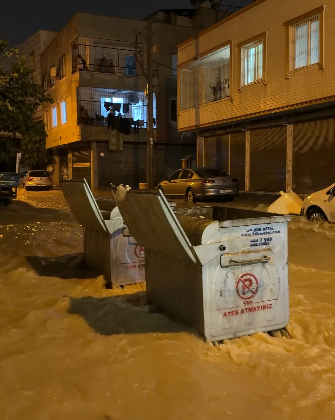 Mersin'de sağanak su baskınlarına neden oldu