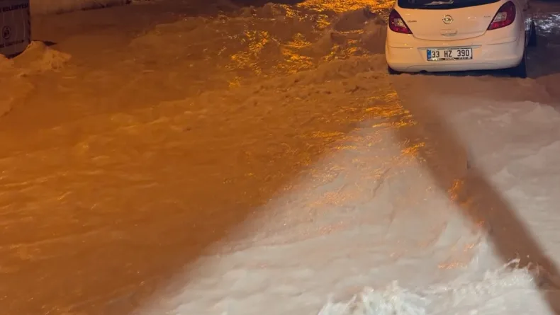 Mersin'de sağanak su baskınlarına neden oldu