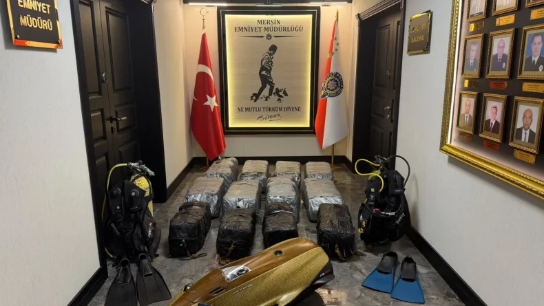Mersin Limanı'nda geminin altına gizlenmiş 350 kilo kokain ele geçirildi