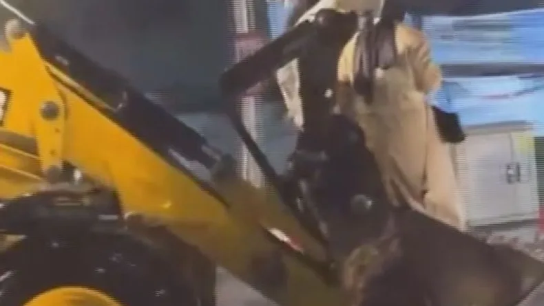 Merter'de sağanak nedeniyle mahsur kalan vatandaşlar kepçeyle kurtarıldı