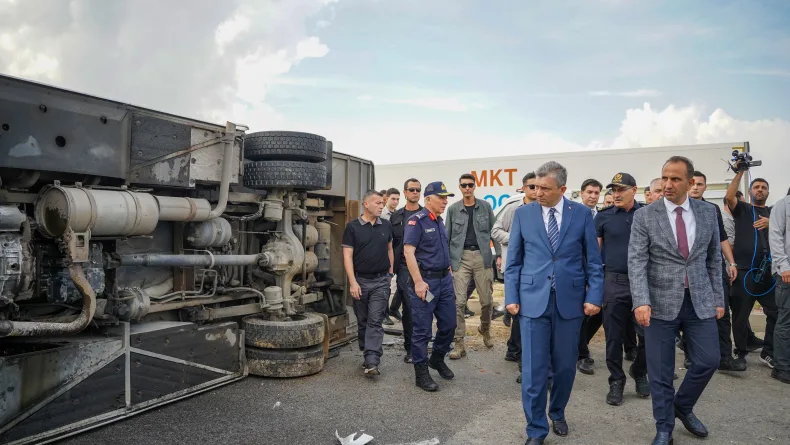 Midibüs, kaygan yolda devrildi; 17 yaralı (3)