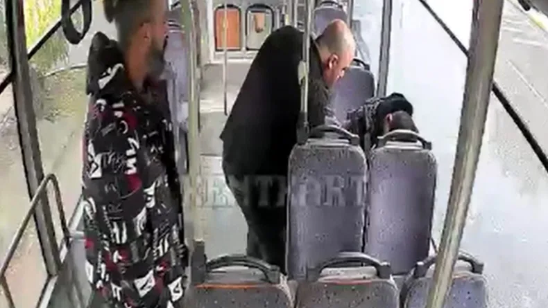Midibüste epilepsi nöbeti geçiren yolcuya ilk müdahaleyi sürücüler yaptı; o anlar kamerada