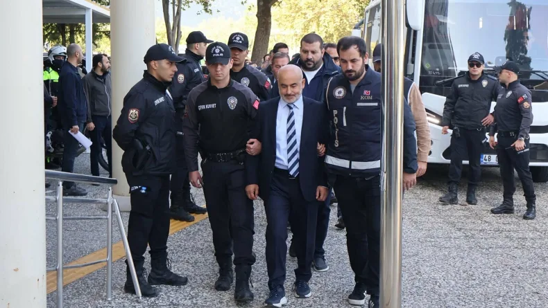 Milas Belediyesi'ne operasyonda Başkan Topuz ve oğlu da dahil 20 şüpheli adliyede
