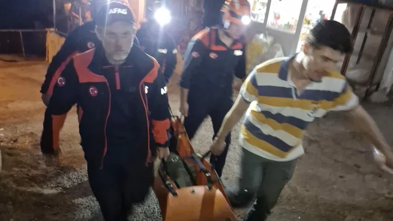 Milas’ta yürüyüş sırasında fenalaşan kişiyi AFAD ve jandarma ekipleri tahliye etti