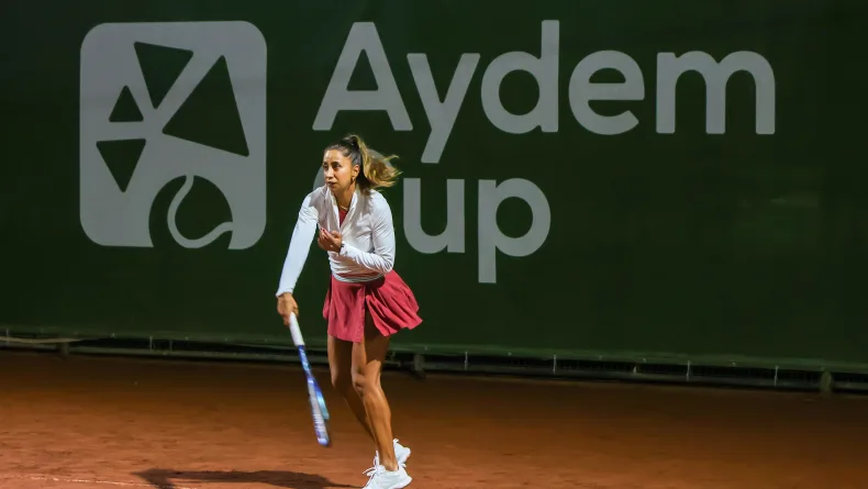 Milli tenisçi Çağla Büyükakçay’dan Aydem Cup’ta gösteri maçı