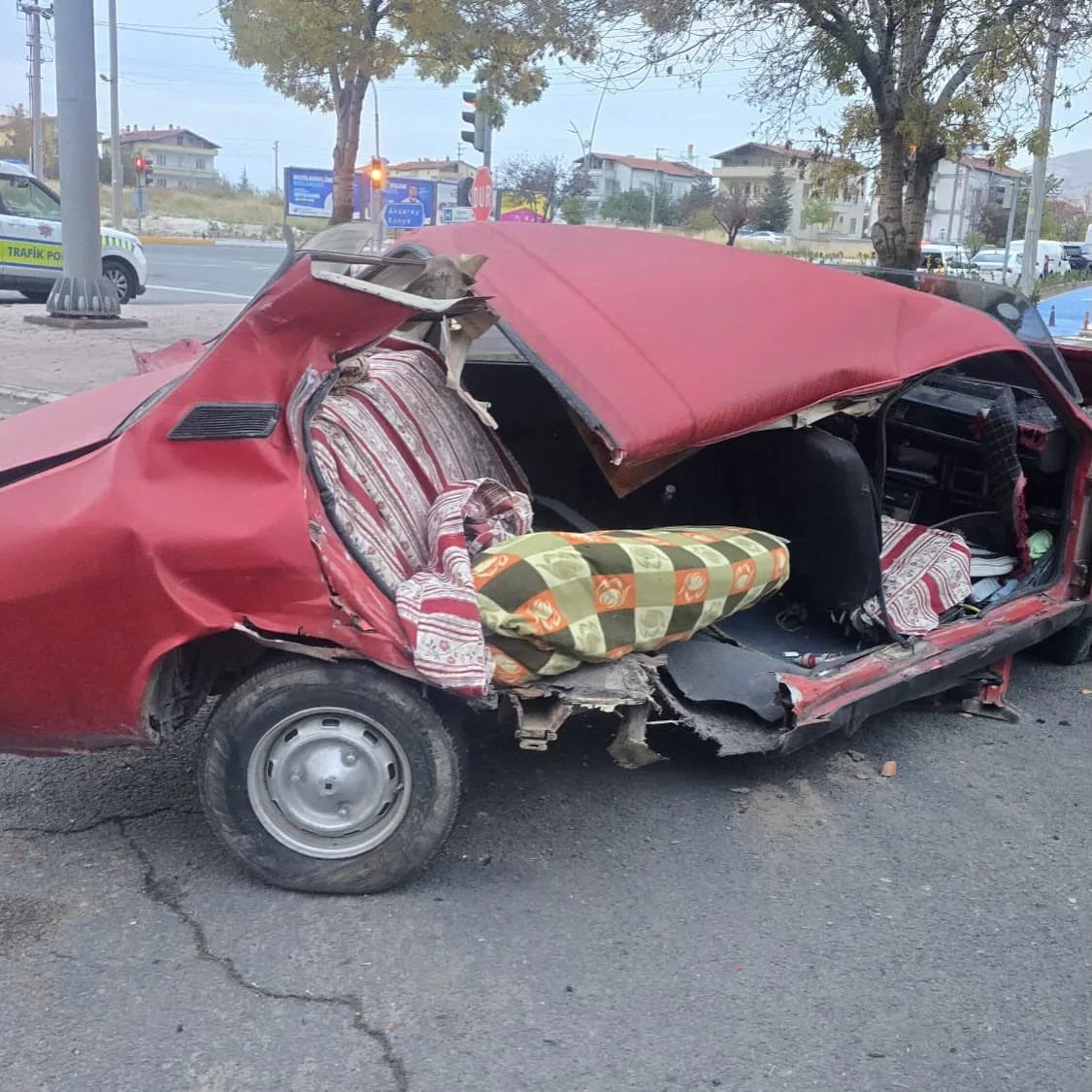 Minibüs ile çarpışan otomobil ikiye bölündü