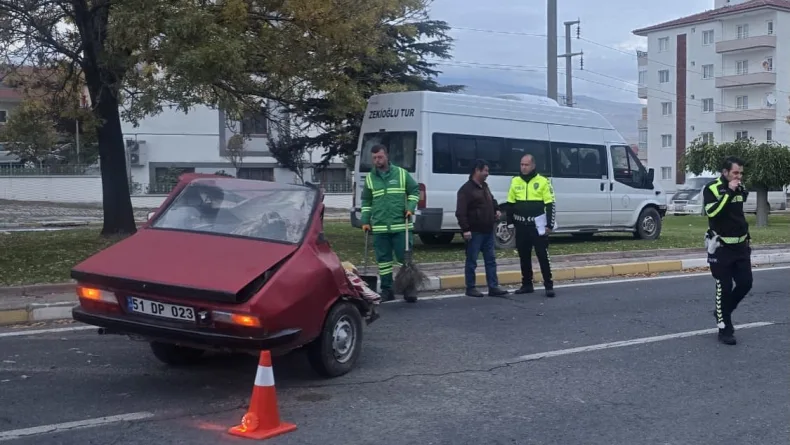 Minibüs ile çarpışan otomobil ikiye bölündü