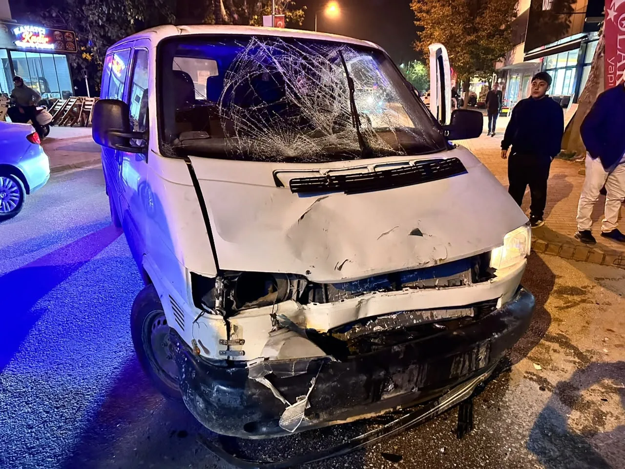 Minibüs ile motosiklet kafa kafaya çarpıştı: 1 yaralı