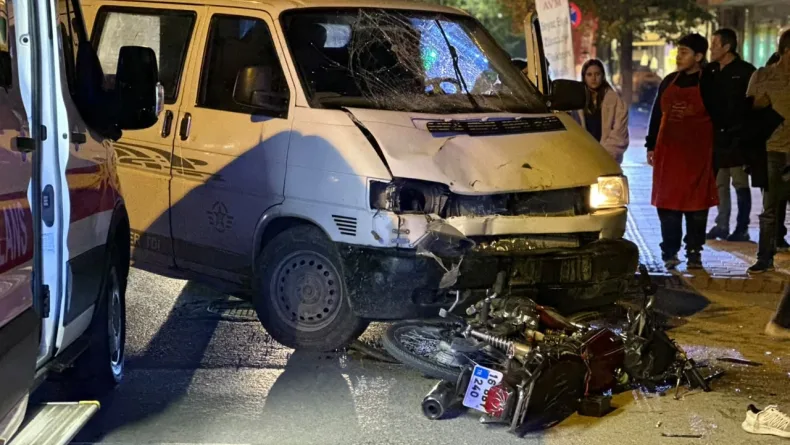 Minibüs ile motosiklet kafa kafaya çarpıştı: 1 yaralı