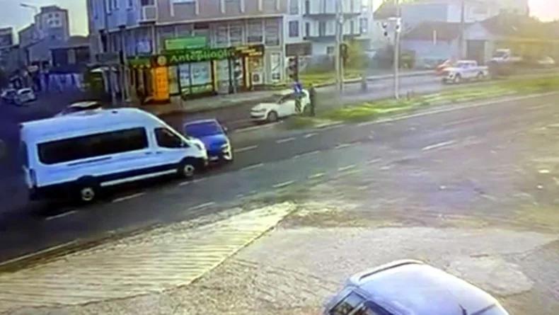 Minibüs ile otomobilin çarpıştığı kaza kamerada; 2 yaralı