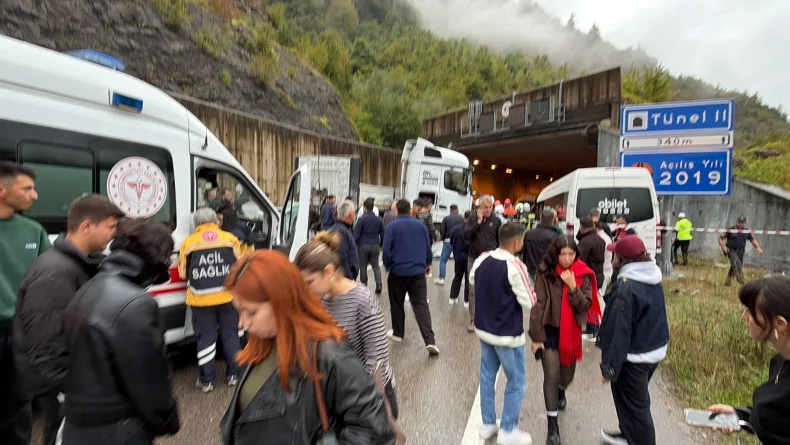 Minibüs ile TIR çarpıştı: 1 ölü, 11 yaralı