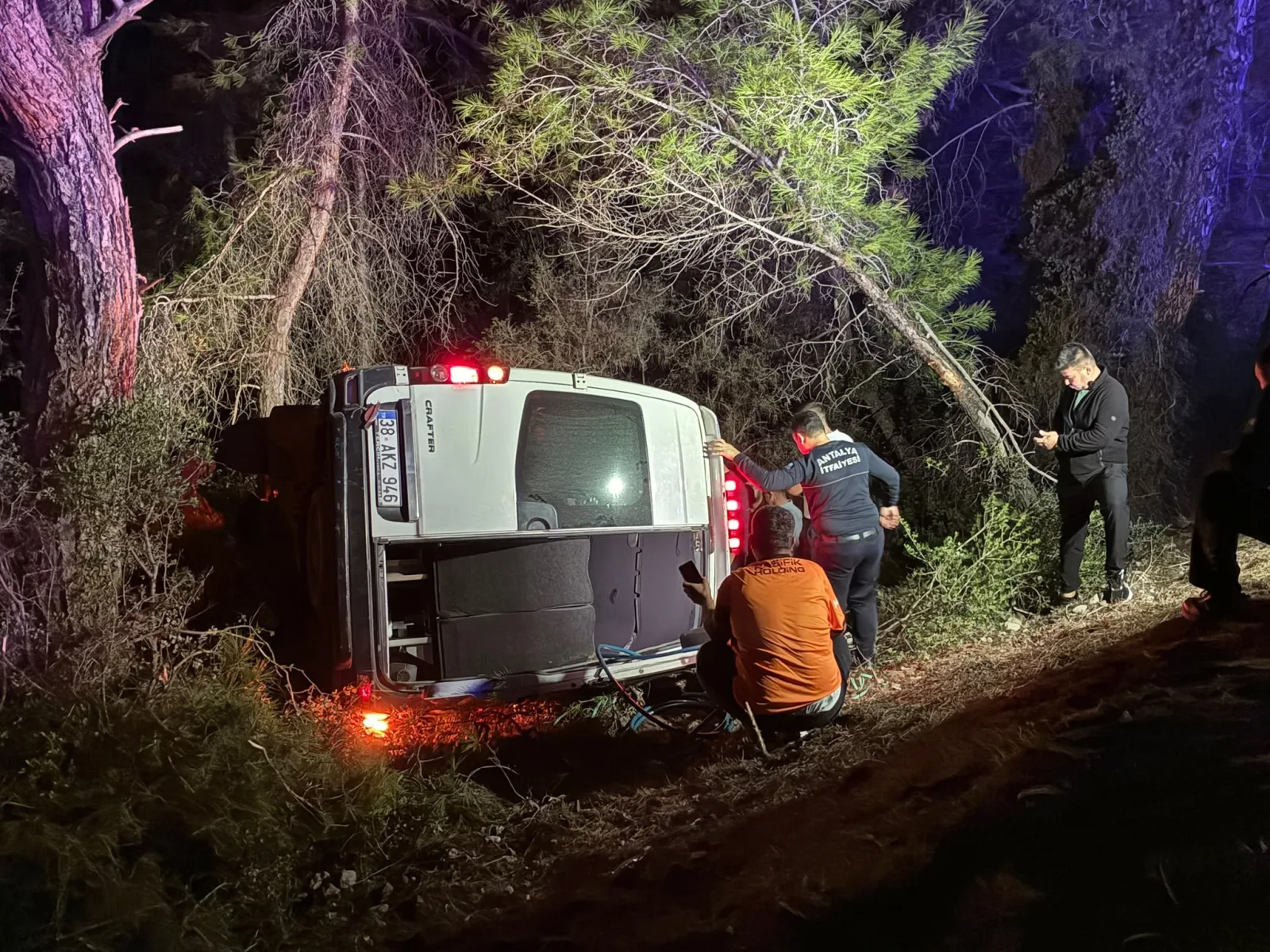 Minibüs şarampole devrildi: 15 yaralı