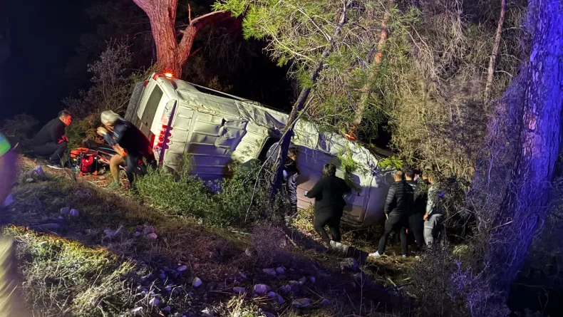 Minibüs şarampole devrildi: 15 yaralı