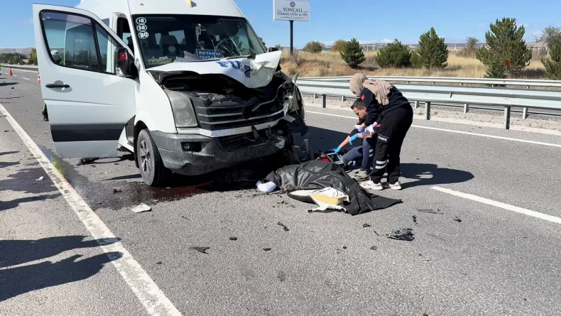 Minibüs, ters yönde emniyet şeridinde ilerleyen motosikletle çarpıştı; 1 ölü