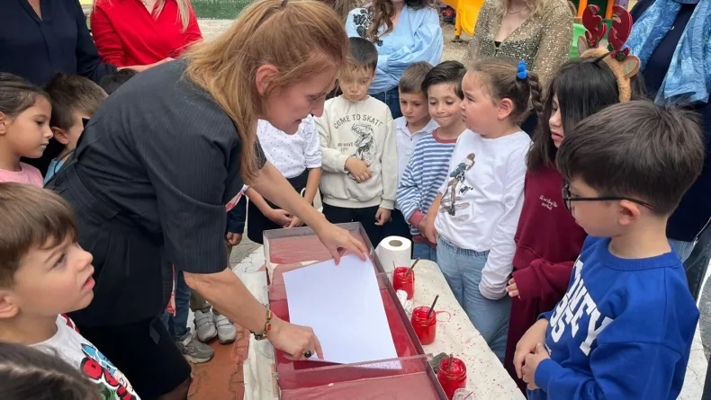 Minik eller ebru sanatıyla Türk bayrağı işledi