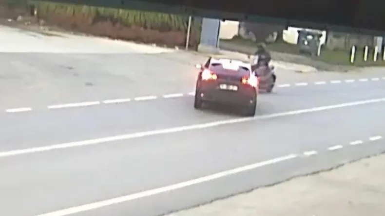 Motosiklet ile otomobilin çarpıştığı kaza kamerada