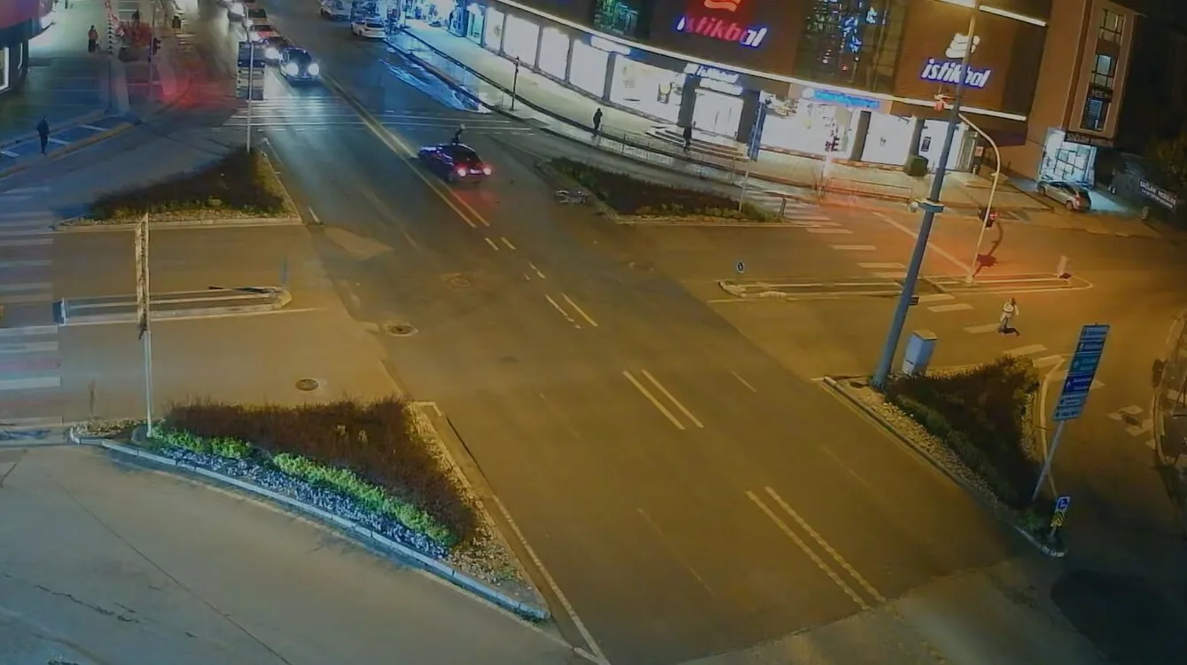 Motosiklet sürücüsü otomobilin ön camından içeri girdi (2)