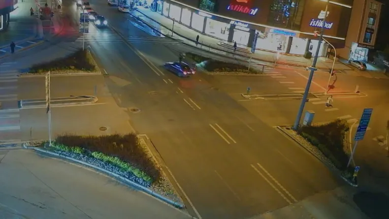 Motosiklet sürücüsü otomobilin ön camından içeri girdi (2)