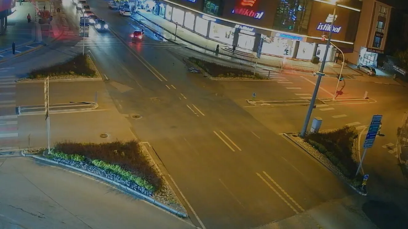 Motosiklet sürücüsü otomobilin ön camından içeri girdi (2)